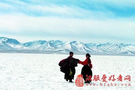 两人身穿汉服，在纳木错奔跑。