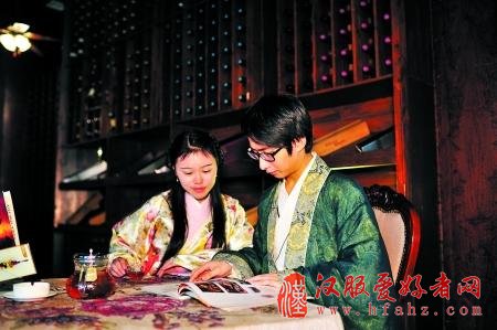 絮儿和流韵穿汉服看书