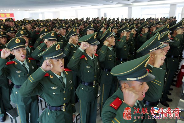 军旅＂成人礼＂:500余名广东边防新兵授衔