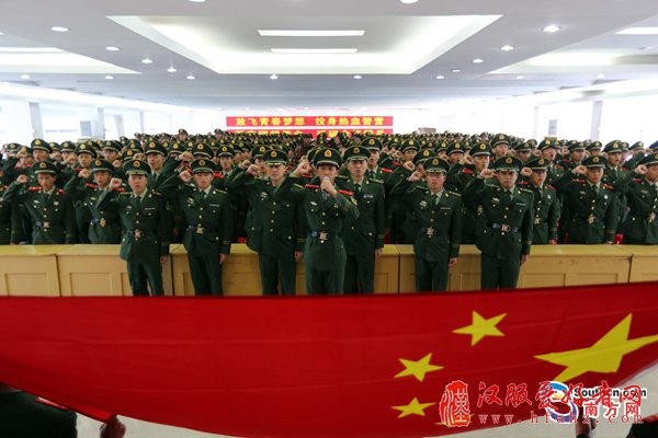 军旅＂成人礼＂:500余名广东边防新兵授衔