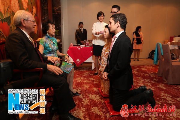 莫文蔚香港补办中式婚礼 拥吻跪献茶（组图）