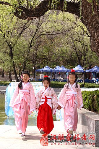 平凉举行汉服春游活动(高清组图)