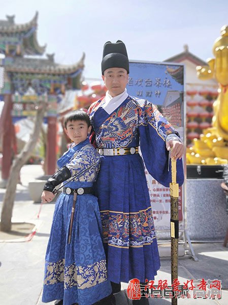平凉举行汉服春游活动(高清组图)