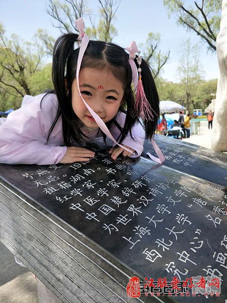平凉举行汉服春游活动(高清组图)