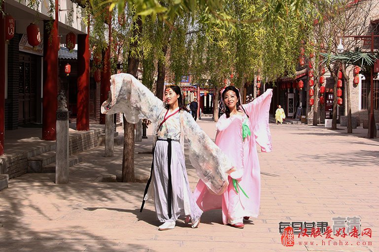 平凉举行汉服春游活动(高清组图)