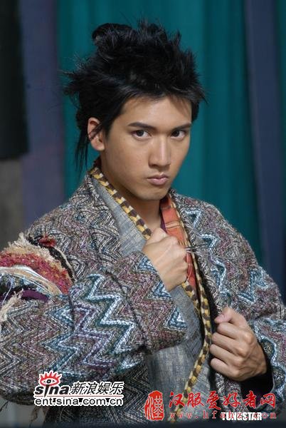 组图：梁洛施清新俏皮古装扮相与关智斌拍广告