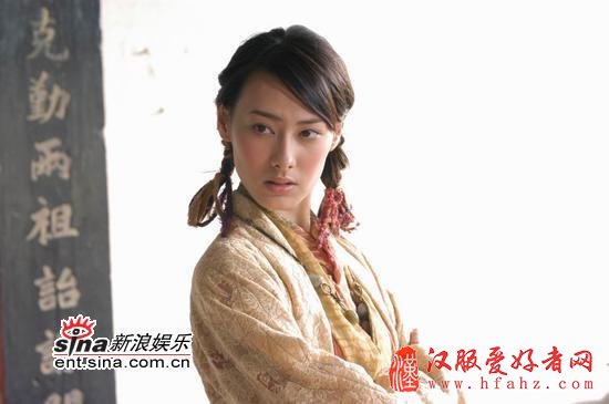 组图：梁洛施清新俏皮古装扮相与关智斌拍广告