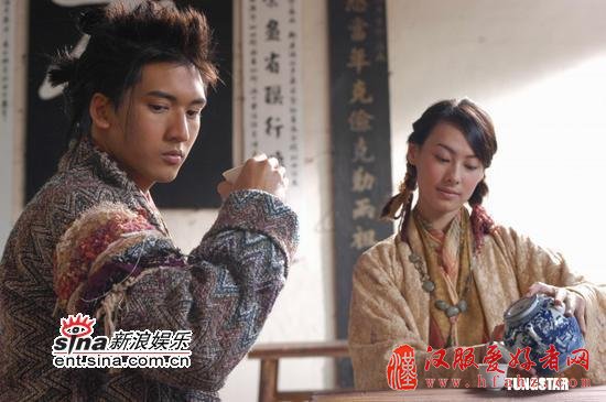 组图：梁洛施清新俏皮古装扮相与关智斌拍广告