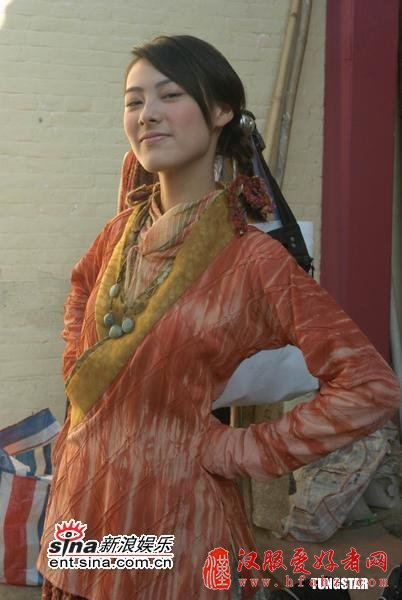 组图：梁洛施清新俏皮古装扮相与关智斌拍广告