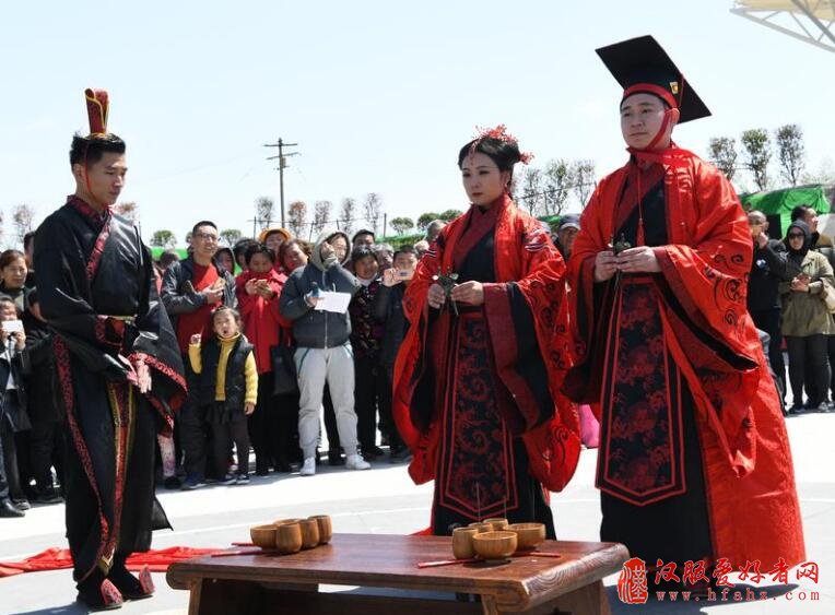枣庄上演汉服婚礼秀 再现华夏传统婚俗仪式(图)