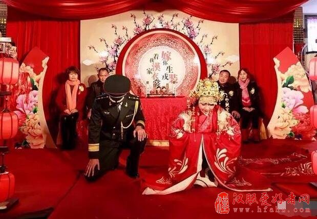 军装与汉服结合,出现怎样的“爆炸美”？