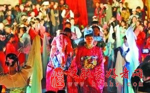80后新人穿汉服拜堂成亲 新娘向宾客赠小说(图)