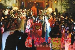 80后新人穿汉服拜堂成亲 新娘向宾客赠小说(图)