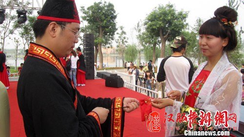 西安七夕举行汉服集体婚典 传统民俗“回归”