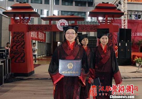 高校毕业典礼玩“穿越” 师生穿汉服行汉礼