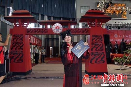 高校毕业典礼玩“穿越” 师生穿汉服行汉礼