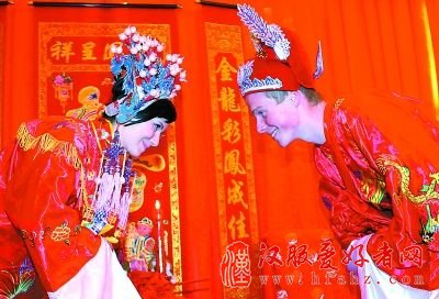 夫妻对拜。
