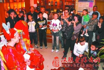 酒店里,这对新人成了人们关注的焦点。