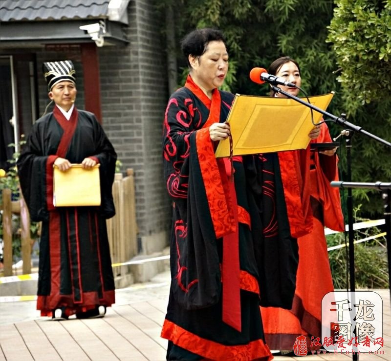 2017年9月9日，在柳荫公园举办以“尊师重教，明德修身”为主题的“拜师礼——开笔礼”仪式。图为活动现场。封明德摄 千龙网发