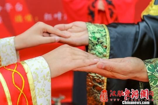 甘肃庆阳“新人”穿汉服行汉礼品传统婚俗礼仪