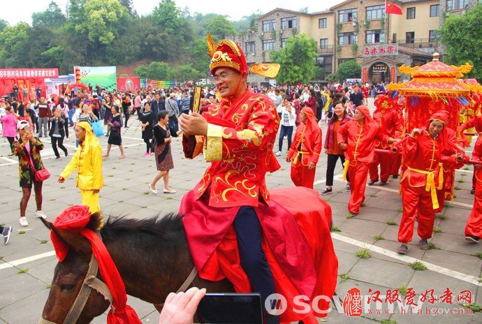 泸州：骑大马坐花轿拜天地 中式婚礼助力乡村游