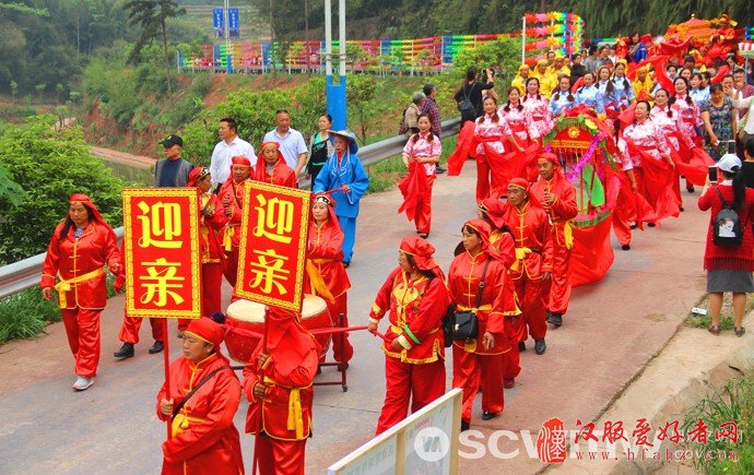 泸州：骑大马坐花轿拜天地 中式婚礼助力乡村游