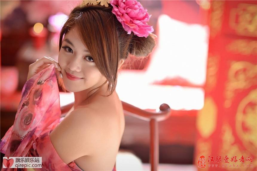 古装肚兜美女娇艳风情(图1)