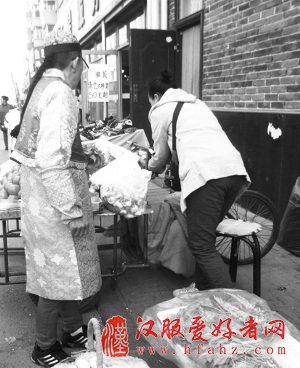 古装男子“穿越”来街头买菜路人好奇拍照（图）