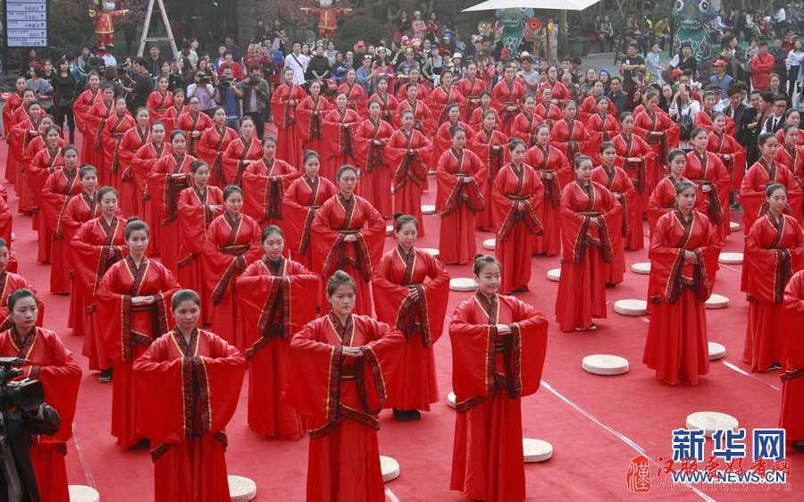杭州举办女生汉服成人礼 拜花神放河灯