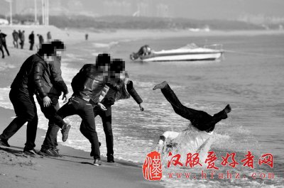 朝新人扔鸡蛋、把新郎绑树上、给公婆抹黑脸…