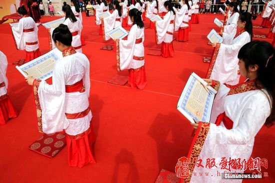4月9日，50名16至20岁的女子齐聚西安市汉城湖景区，身着汉服，举行了一场女子成人礼。中国汉族传统女子成人礼称“笄礼”，行礼时女子盘起长发，将发笄插入，意味着少女正式成年。张远