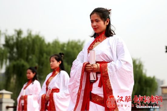 4月9日，50名16至20岁的女子齐聚西安市汉城湖景区，身着汉服，举行了一场女子成人礼。中国汉族传统女子成人礼称“笄礼”，行礼时女子盘起长发，将发笄插入，意味着少女正式成年。张远