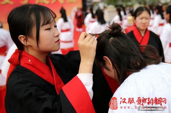 4月9日，50名16至20岁的女子齐聚西安市汉城湖景区，身着汉服，举行了一场女子成人礼。中国汉族传统女子成人礼称“笄礼”，行礼时女子盘起长发，将发笄插入，意味着少女正式成年。张远