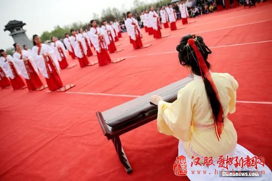 4月9日，50名16至20岁的女子齐聚西安市汉城湖景区，身着汉服，举行了一场女子成人礼。中国汉族传统女子成人礼称“笄礼”，行礼时女子盘起长发，将发笄插入，意味着少女正式成年。张远