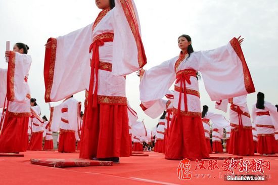 4月9日，50名16至20岁的女子齐聚西安市汉城湖景区，身着汉服，举行了一场女子成人礼。中国汉族传统女子成人礼称“笄礼”，行礼时女子盘起长发，将发笄插入，意味着少女正式成年。张远