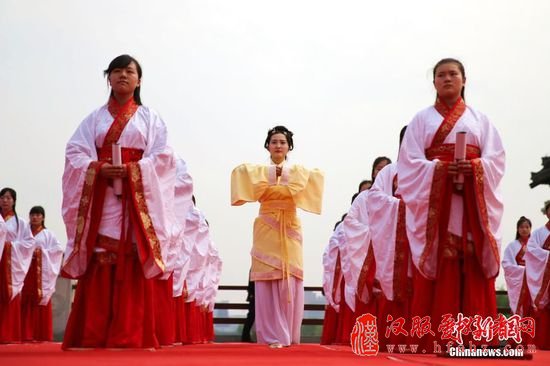 4月9日，50名16至20岁的女子齐聚西安市汉城湖景区，身着汉服，举行了一场女子成人礼。中国汉族传统女子成人礼称“笄礼”，行礼时女子盘起长发，将发笄插入，意味着少女正式成年。张远
