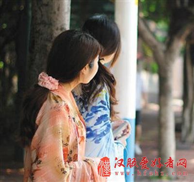 曾在街头看到一位身穿汉服的年轻姑娘,素黑的齐胸上襦,及膝的襦裙上绣着稍显粗糙的花鸟图案,令人联想到网上销售的“爆款改良日常版汉服”。汉服源自黄帝制冕服,是汉人的传统服饰。