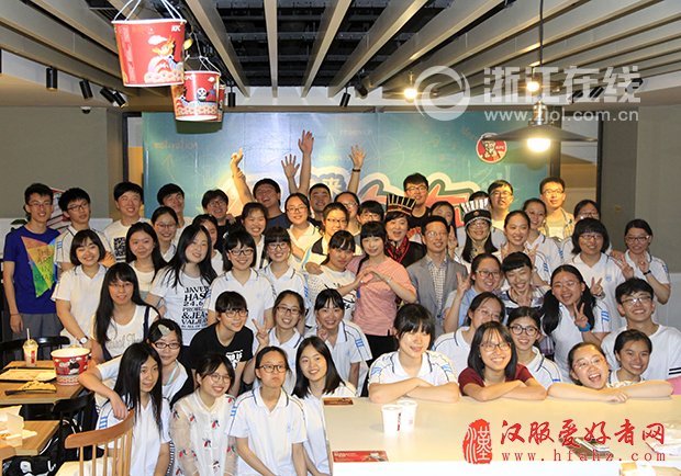 毕业会上杭高老师“城会玩” 穿汉服送粽子传授“恋爱经”