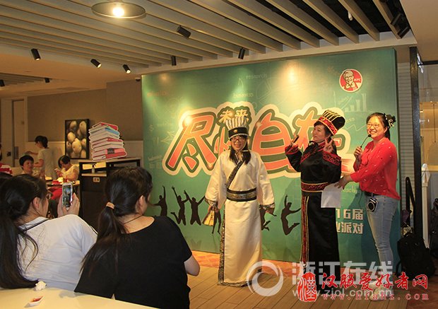毕业会上杭高老师“城会玩” 穿汉服送粽子传授“恋爱经”