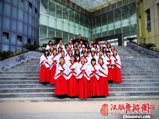 42女簇拥1男福建漳州大学生策划汉服毕业照（图）