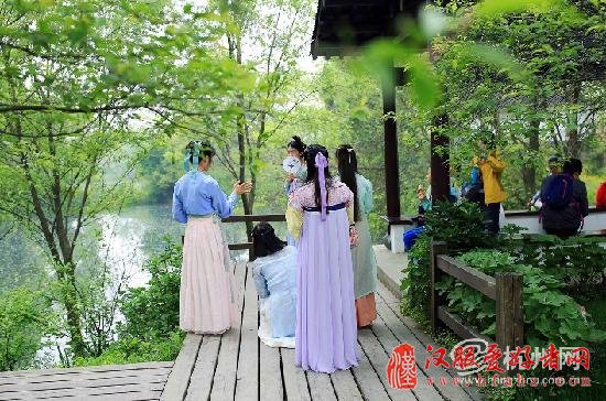 这下穿越了，百余人着汉服游西溪花朝节
