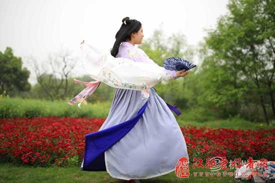 这下穿越了，百余人着汉服游西溪花朝节