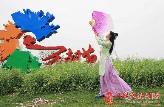 这下穿越了，百余人着汉服游西溪花朝节