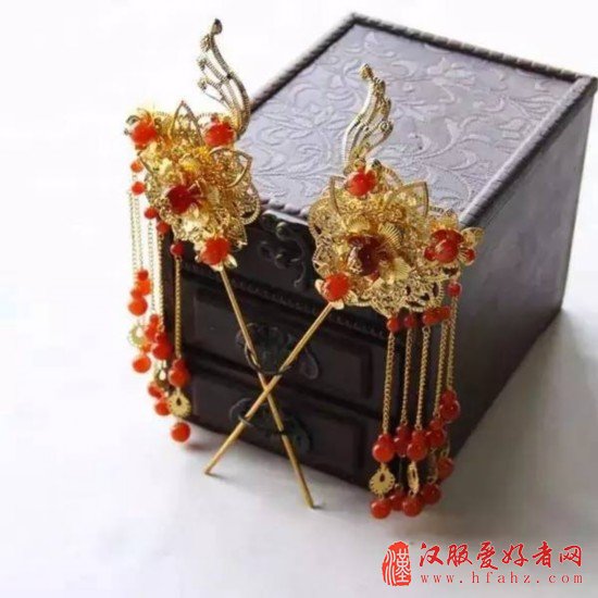 步摇是古代妇女附在簪钗上的一种首饰.步摇上有垂珠,步则摇动也.