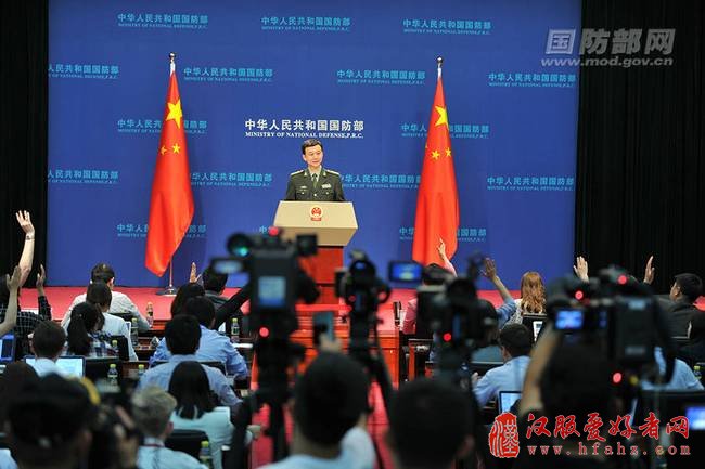 4月26日下午，国防部召开4月例行记者会，国防部新闻局局长、国防部新闻发言人吴谦大校回答记者提问。李爱明 摄