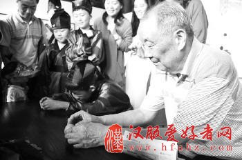 山东20多位中小学生身着汉服体验传统端午节民俗