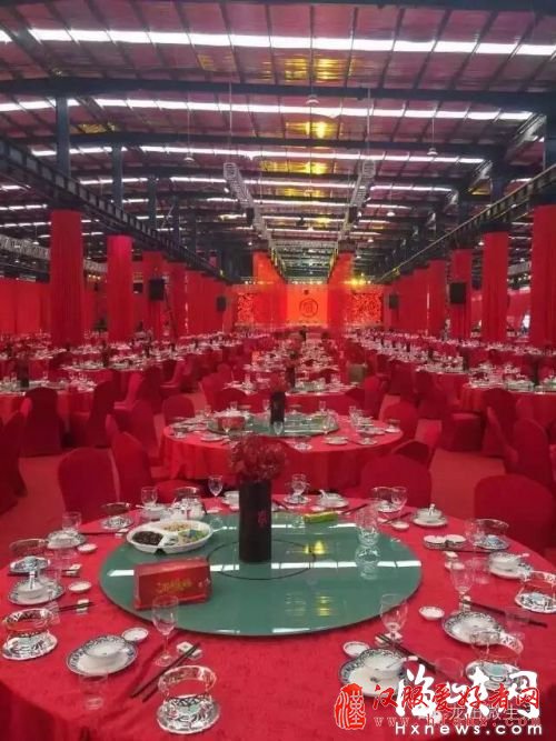 福建：土豪古装婚礼穿着汉服出场 席开300桌(图