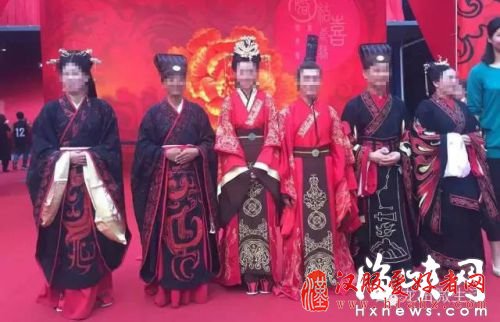 福建：土豪古装婚礼穿着汉服出场 席开300桌(图