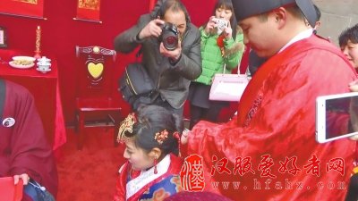 河南乡村汉服婚礼闹“小年”：一杆秤，挑开红