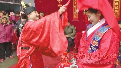河南乡村汉服婚礼闹“小年”：一杆秤，挑开红